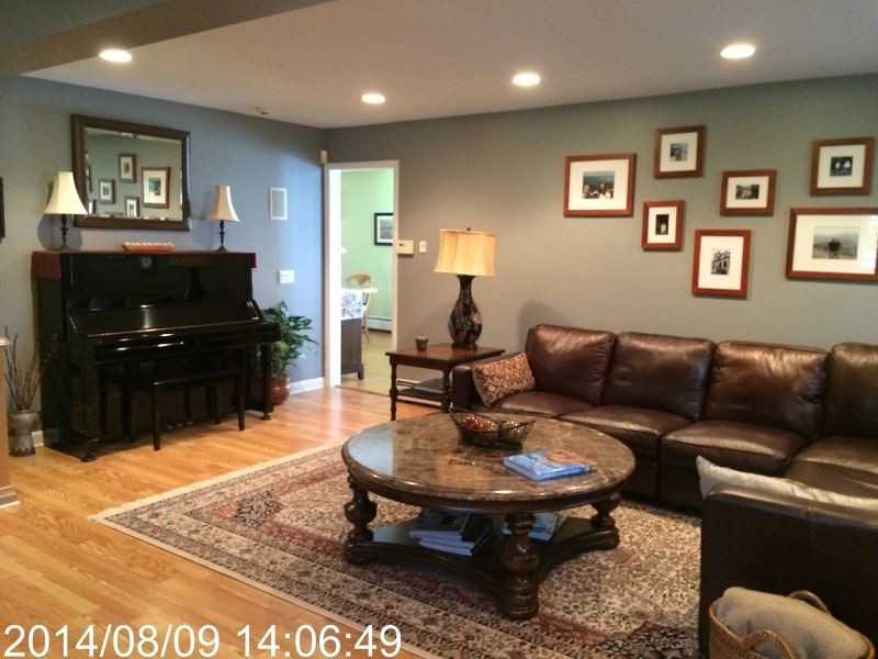 387 Mountain Ave - Photo 3 of 10