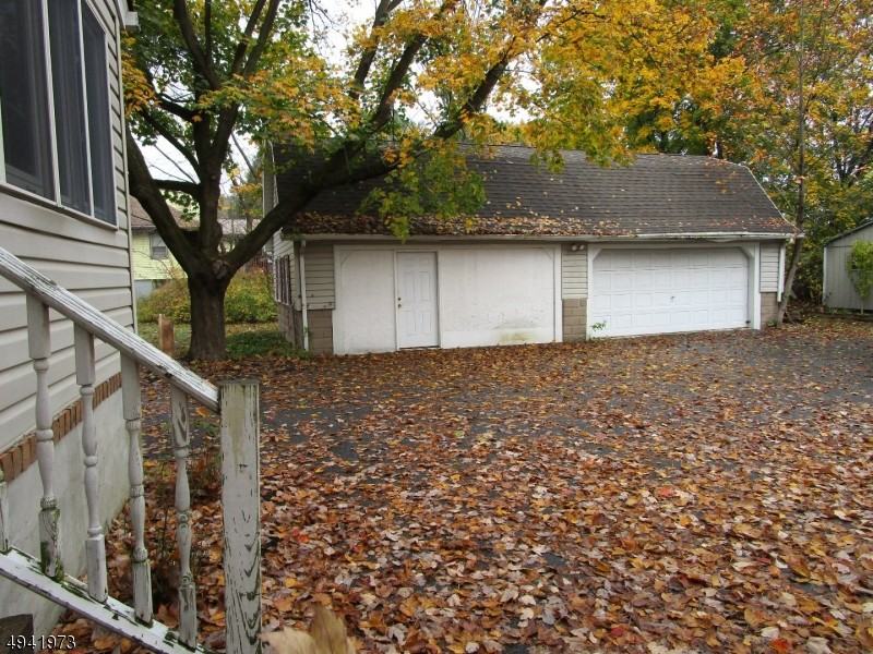 1046 Valley Rd - Photo 2 of 9