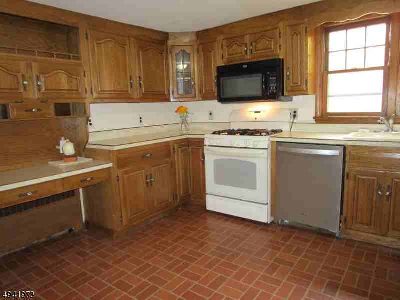 1046 Valley Rd - Photo 3 of 9