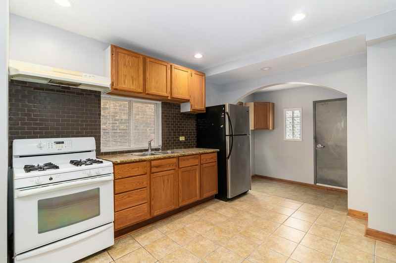 1708 W 35th St - Photo 3 of 12