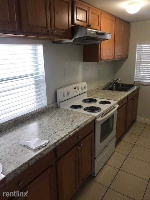 1021 Sw 5th St - Photo 2 of 4