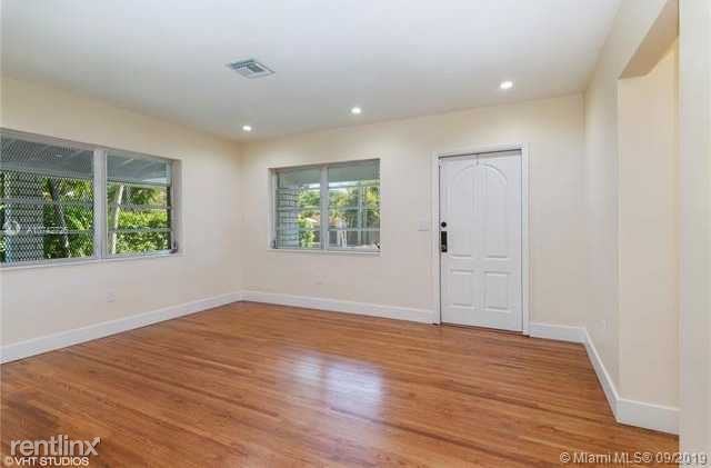 1456 Sw 65th Ave - Photo 3 of 10