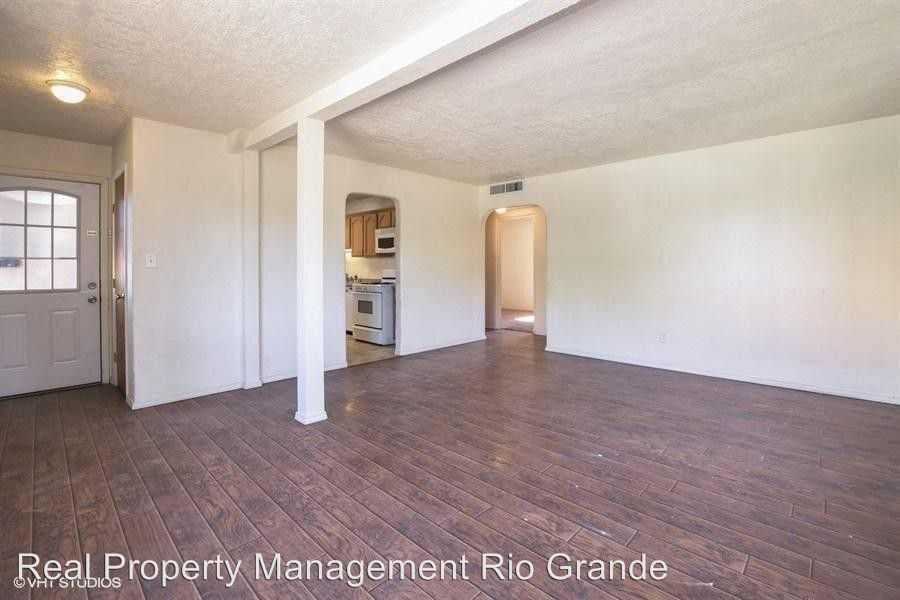 2206 Espanola St Ne - Photo 2 of 10