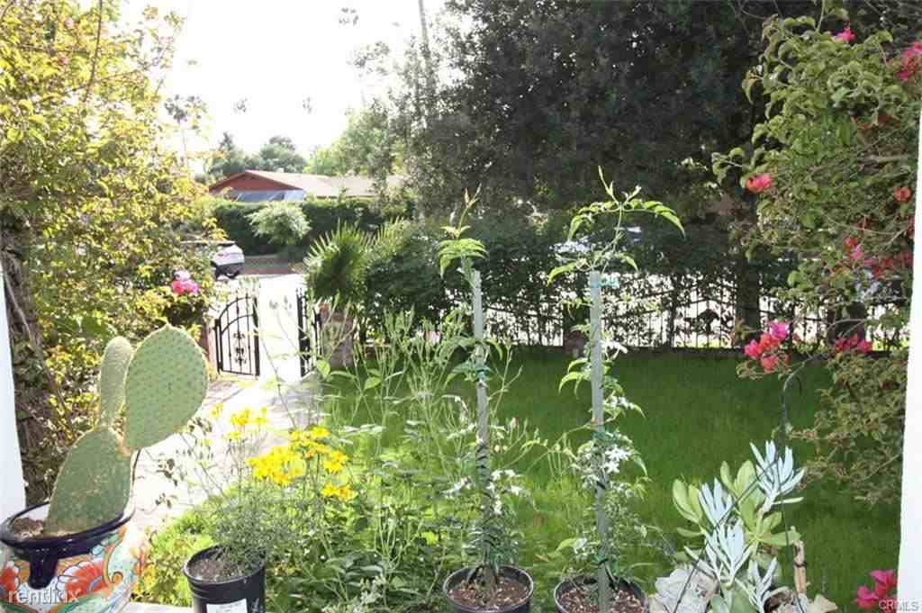 504 N Hill Ave - Photo 3 of 12