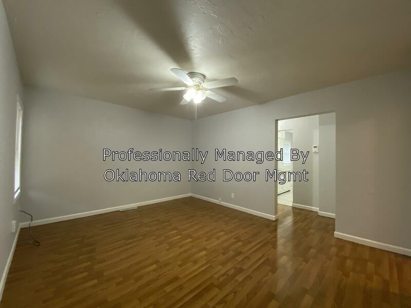 2201 N Shartel Ave - Photo 3 of 12