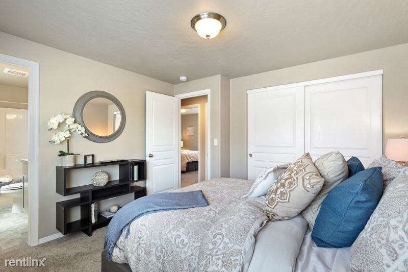 2927 Ne Quiet Canyon Dr - Photo 3 of 9