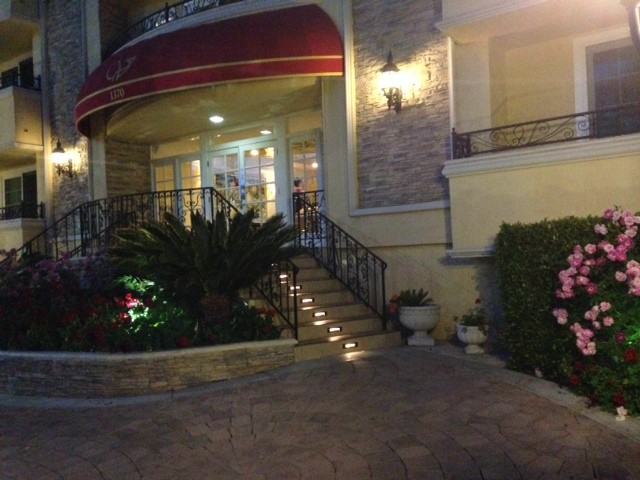 1370 Veteran Ave - Photo 3 of 20