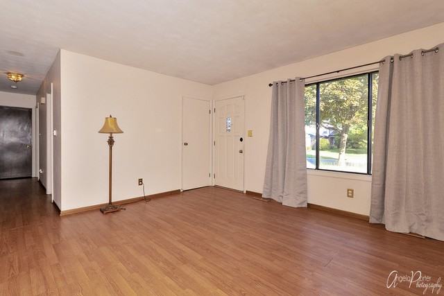 891 Camelot Dr - Photo 2 of 21