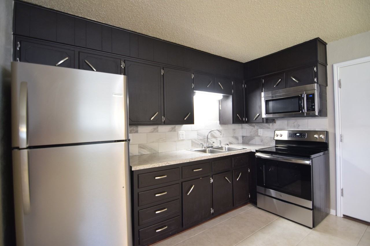 1213 Meadow Dr - Photo 4 of 17