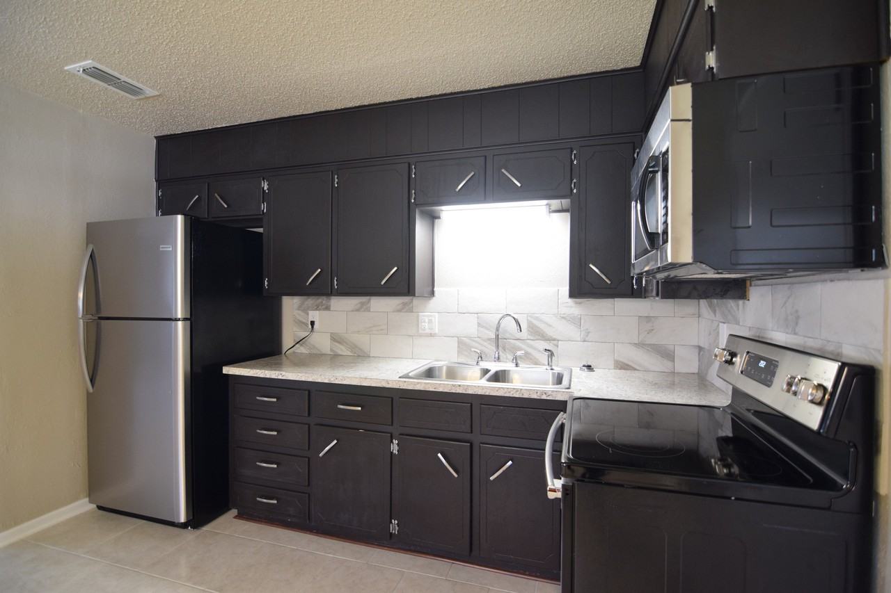 1213 Meadow Dr - Photo 5 of 17