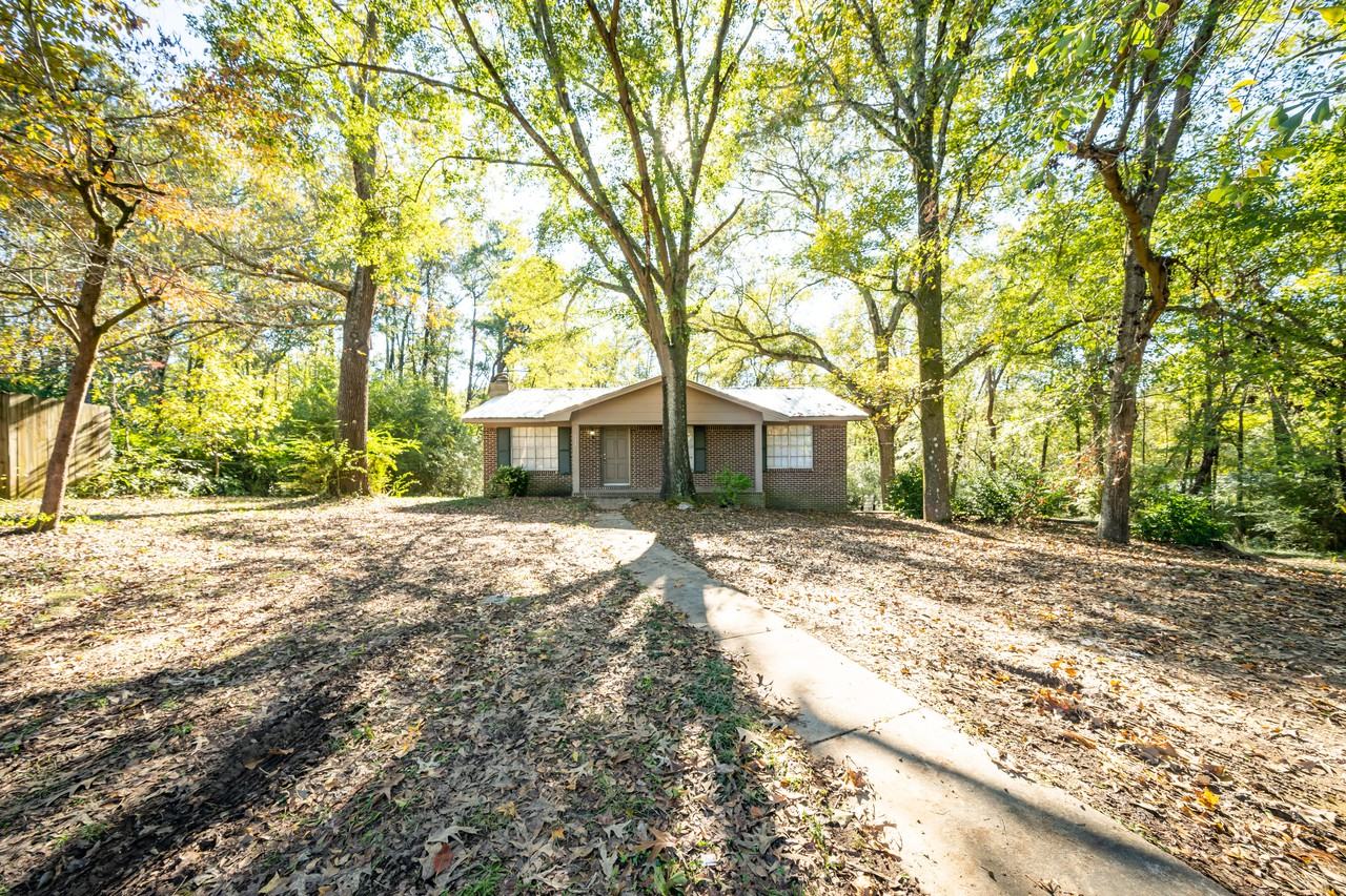 933 Crestview Ln - Photo 2 of 35