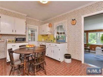 184 Erie Ave - Photo 3 of 11