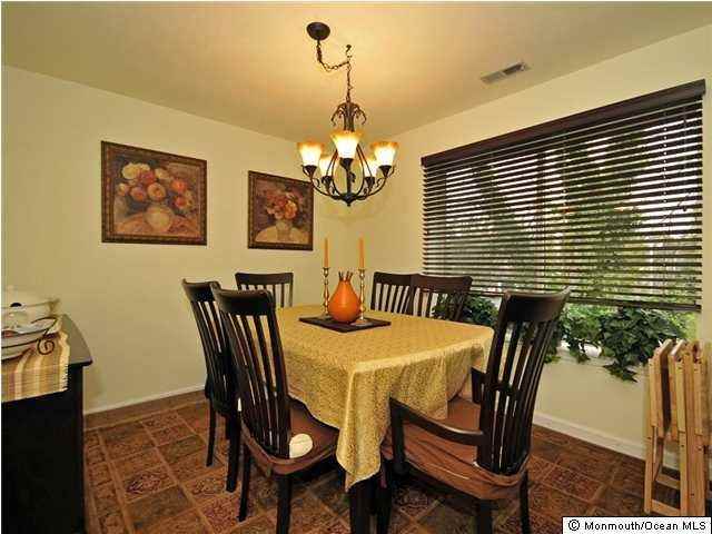 78 Farnham Square - Photo 3 of 11