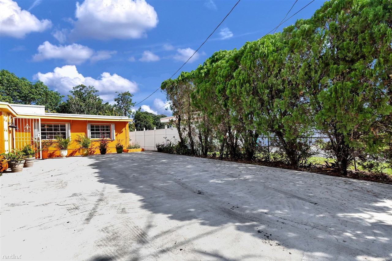 18741 Nw 39th Ct - Photo 2 of 8