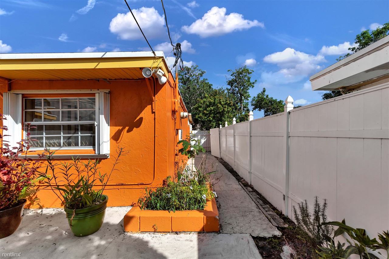 18741 Nw 39th Ct - Photo 3 of 8