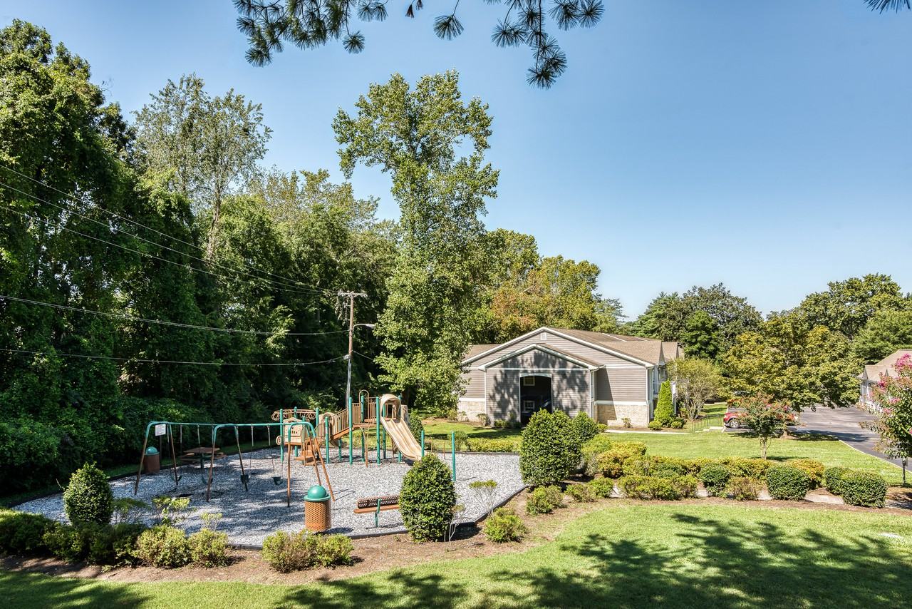 865 Bellevue Apartments - Photo 4 of 37