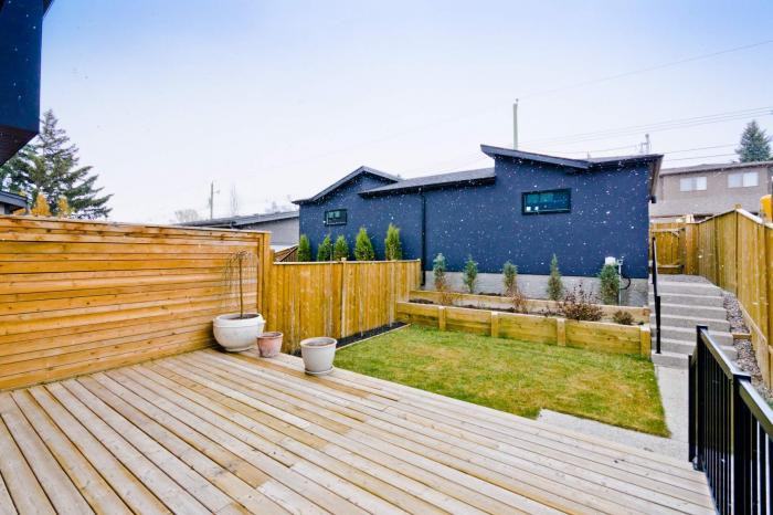 2039 44 Ave Sw - Photo 3 of 33