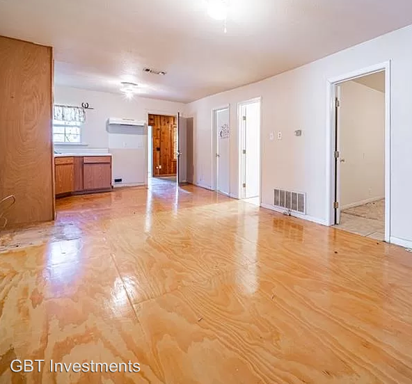 209 W 5th St - Photo 3 of 5