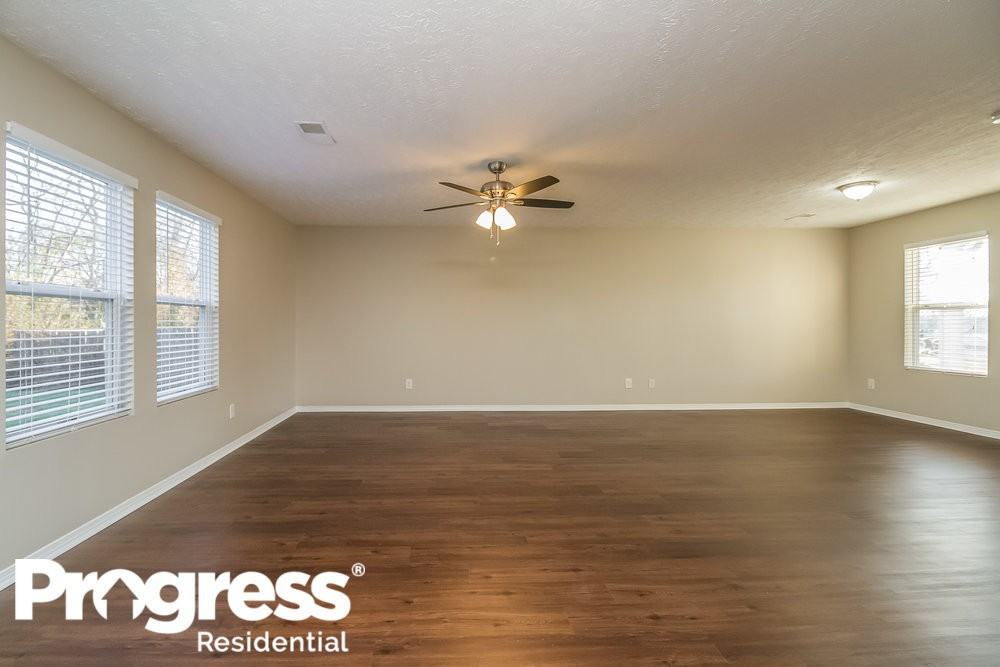 2745 Sutherland Dr - Photo 2 of 17