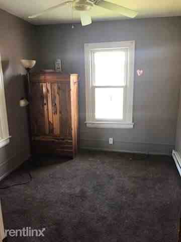 332 16th St Upstairs - Photo 2 of 7