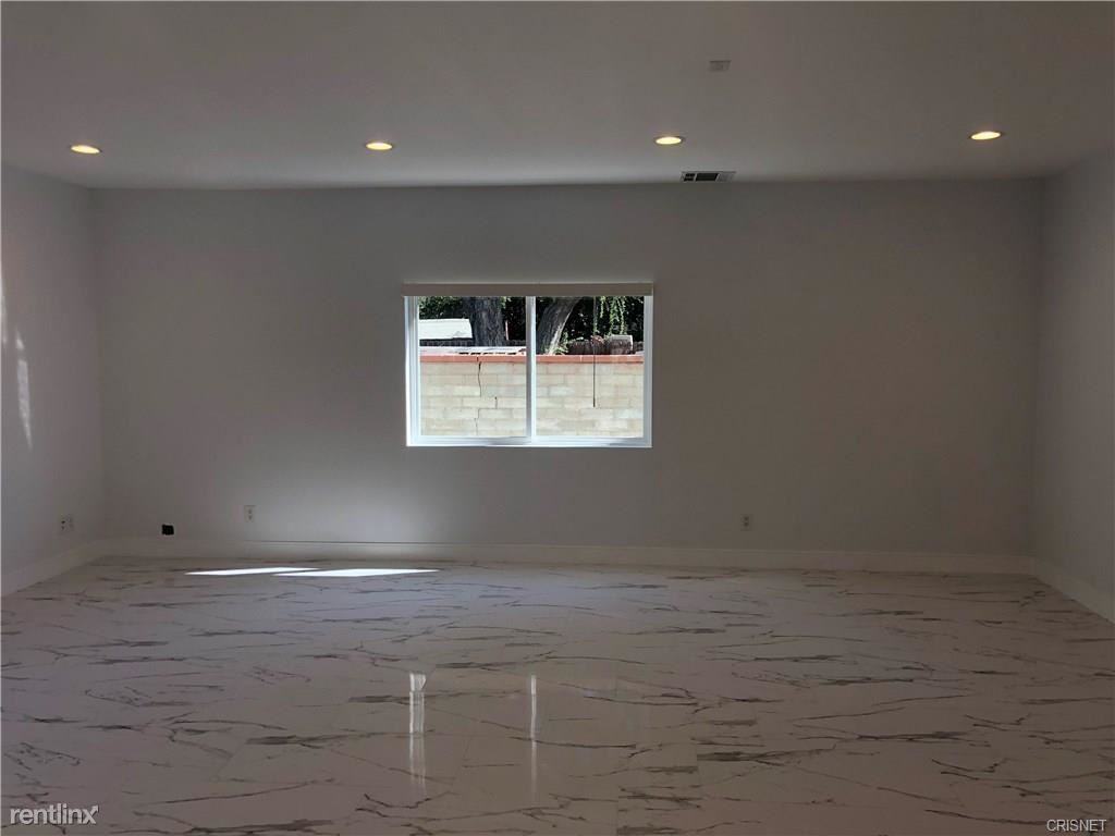 14603 Wyandotte St - Photo 3 of 10