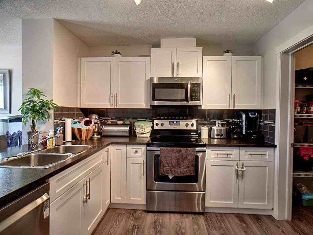 177 Santana Cres - Photo 3 of 20