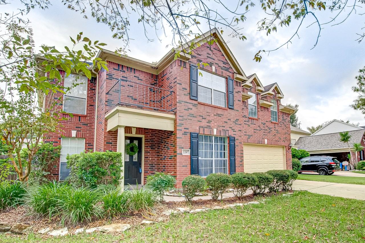 2207 Golden Sails Dr - Photo 2 of 50