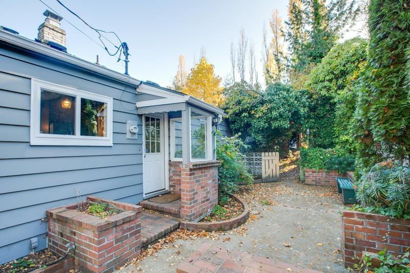 4617 S 140th St - Photo 3 of 27