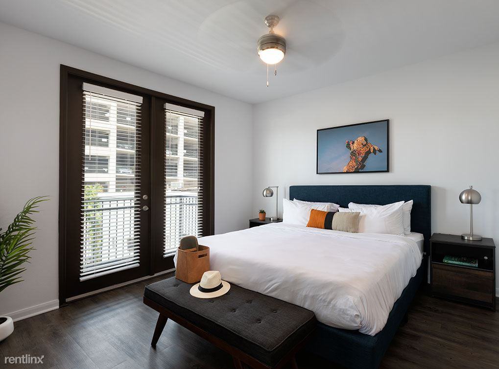 305 N Lamar Blvd - Photo 2 of 4