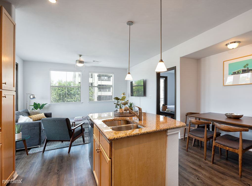 305 N Lamar Blvd - Photo 3 of 4