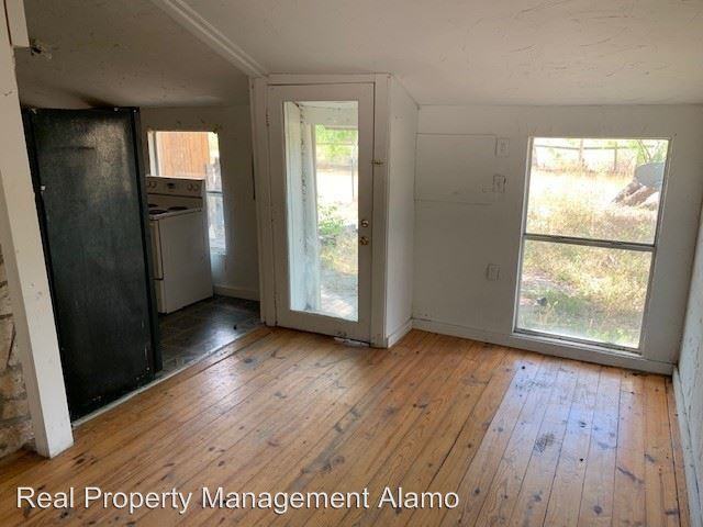 897 Zigzag Ave #B - Photo 3 of 10