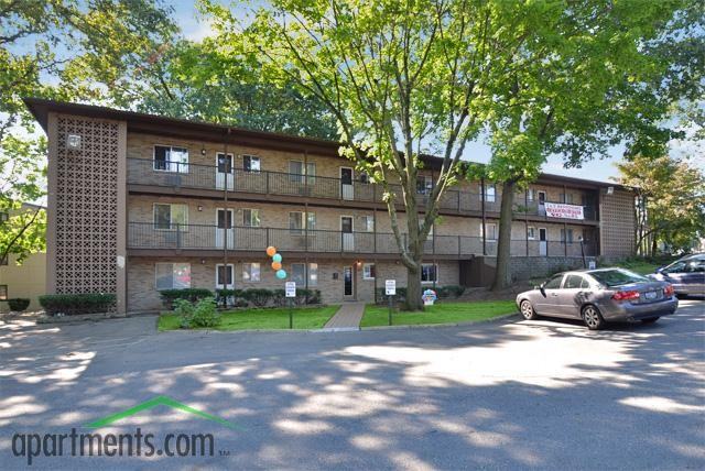 Woodridge Manor Apartments - Photo 3 of 5