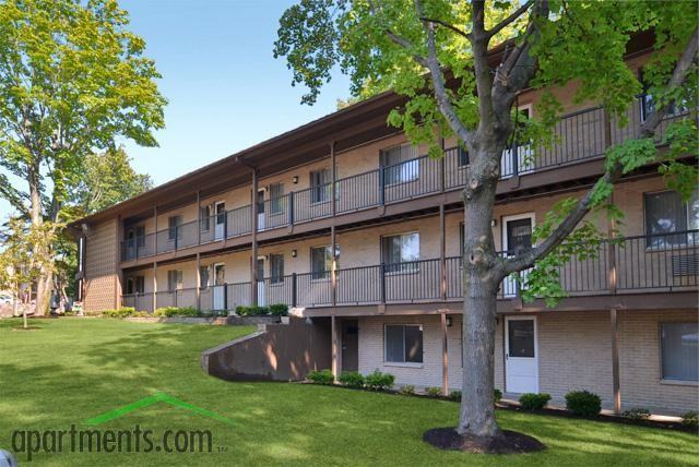 Woodridge Manor Apartments - Photo 2 of 5