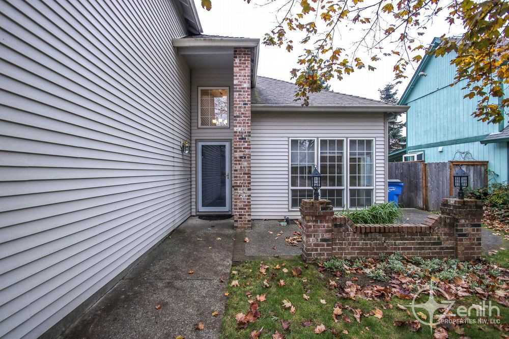 1712 Se Solomon Loop - Photo 2 of 25