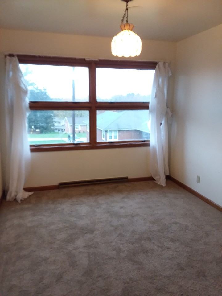 111 Circle Dr - Photo 3 of 13