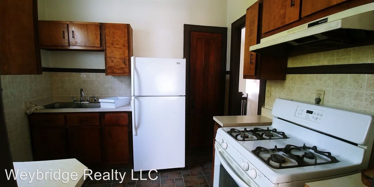 1031 Lockman Ave - Photo 2 of 9