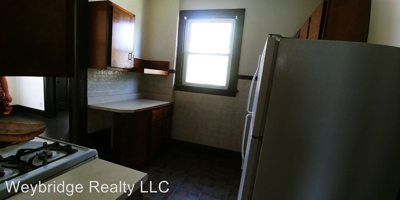 1031 Lockman Ave - Photo 3 of 9