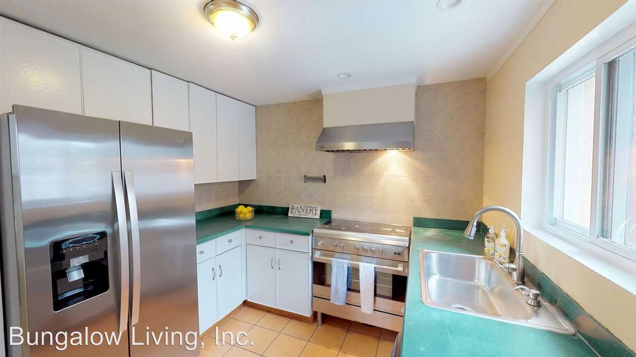 1220 Catharine St - Photo 3 of 6