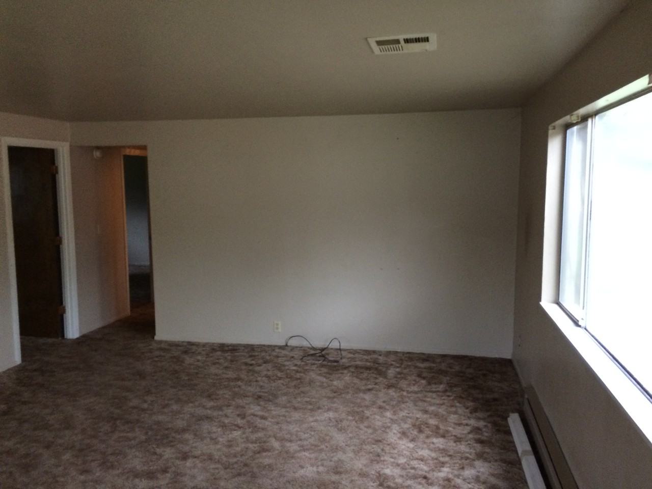 941 SW H St - Photo 2 of 4