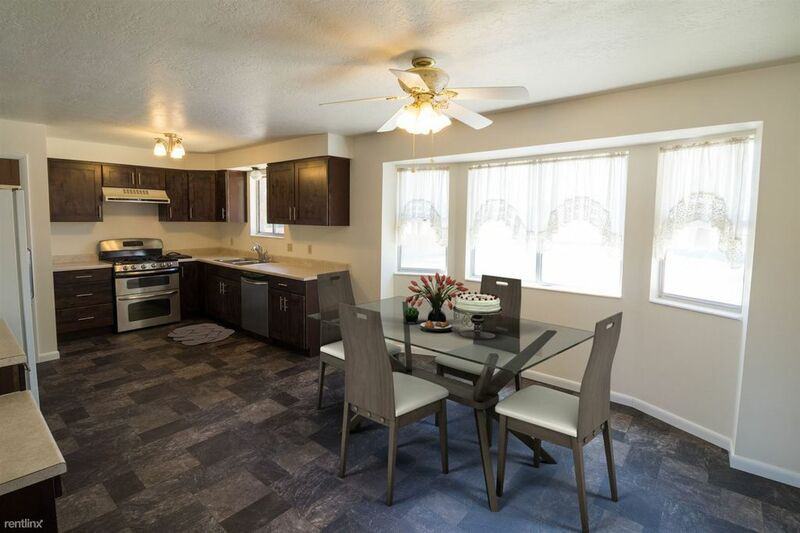 408 E 370 N - Photo 3 of 12