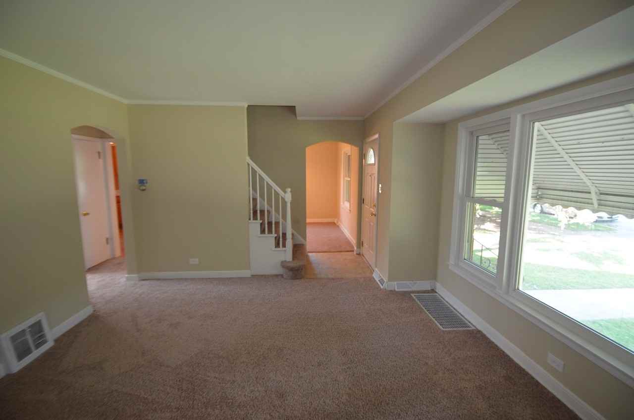 10042 S Clifton Park Ave - Photo 2 of 10