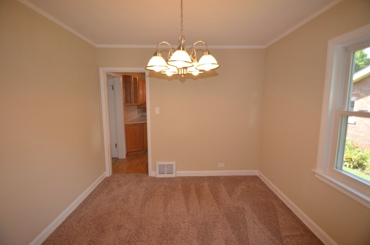 10042 S Clifton Park Ave - Photo 3 of 10