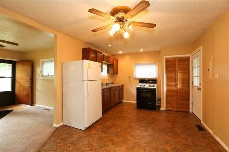 435 S Lawrence St - Photo 2 of 9