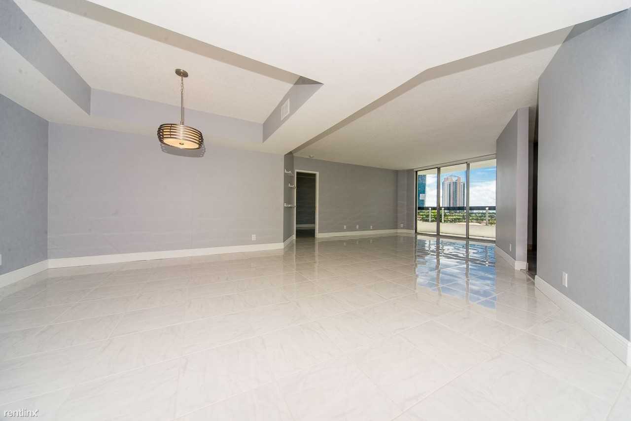 19195 Mystic Pointe Dr - Photo 2 of 12