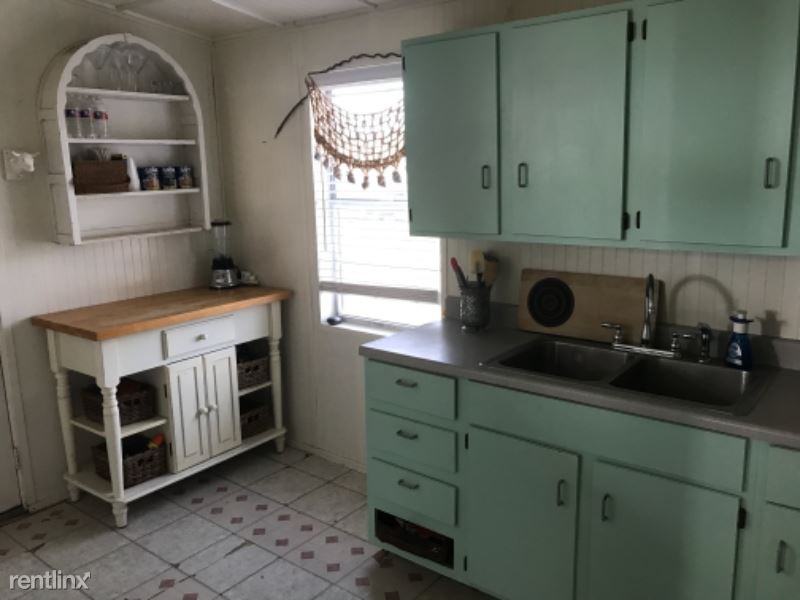 301 Driftwood Ct - Photo 3 of 8