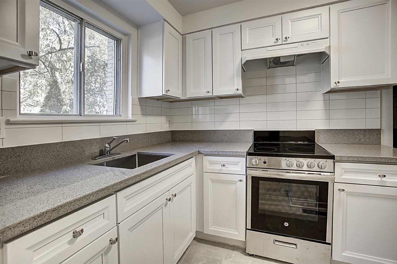 200 Lakeshore Road West - Photo 2 of 11