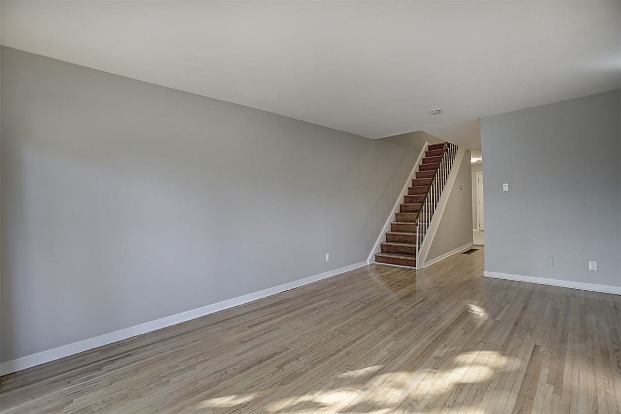 200 Lakeshore Road West - Photo 3 of 11