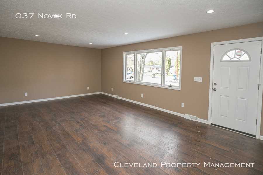 1037 Novak Rd - Photo 3 of 20