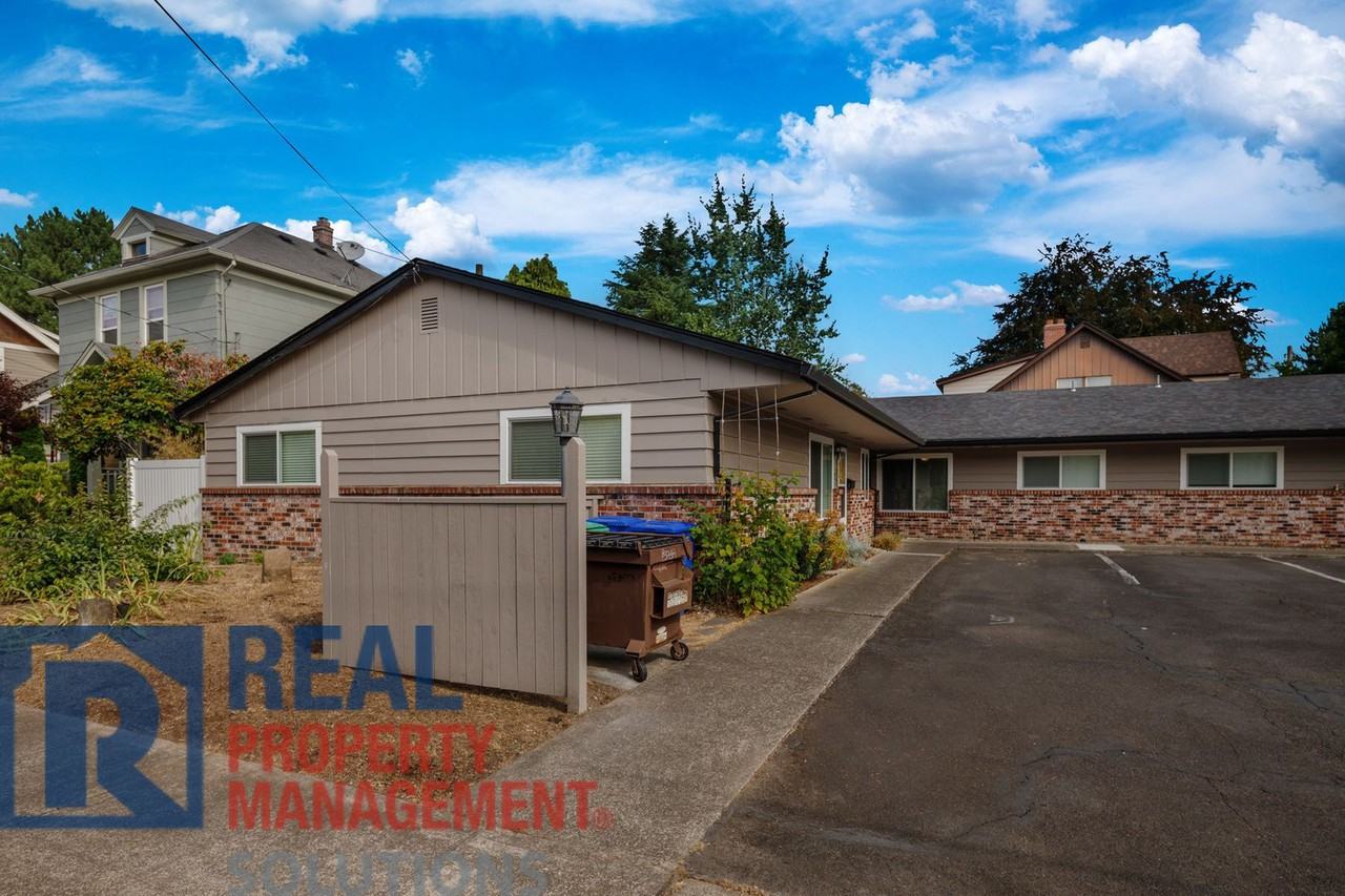 1577 Se Spokane St - Photo 2 of 11