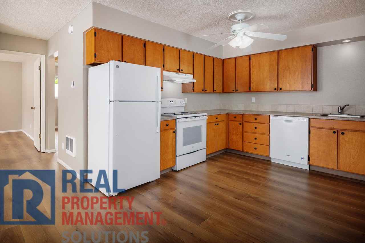 1577 Se Spokane St - Photo 3 of 11